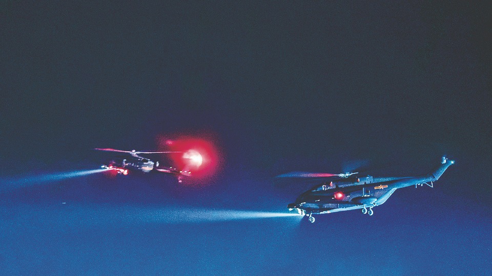 夜幕沉沉、铁翼飞旋，直击多型直升机夜间飞行训练