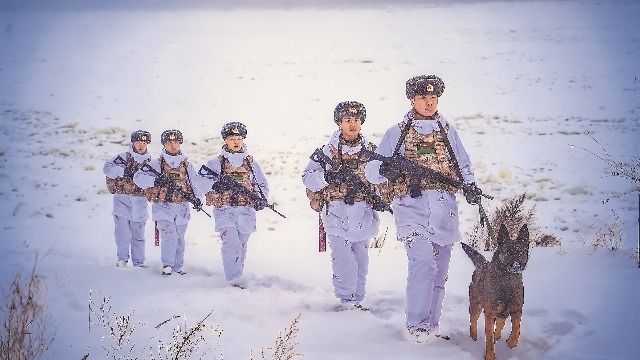 陆军某边防旅“黑河好八连”官兵执行巡逻任务