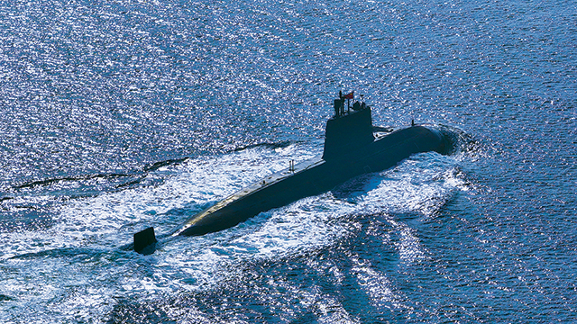 海军某潜艇支队赴任务海域开展训练