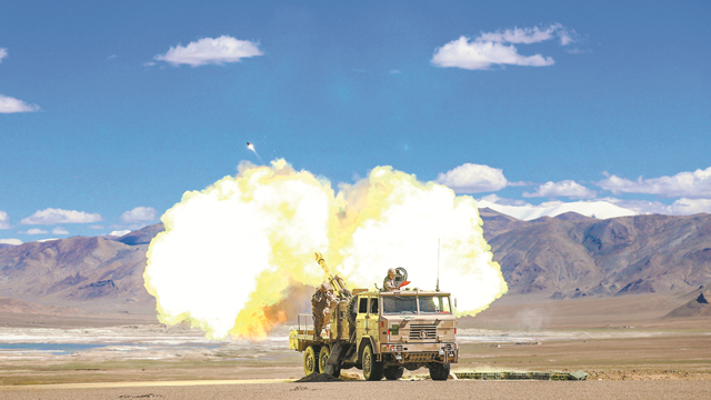 新疆军区某部组织火力分队实弹射击考核