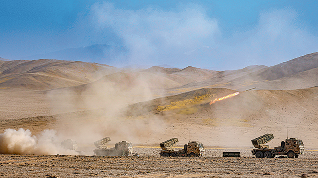 新疆军区某团开展实弹射击训练