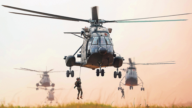 陆军某旅组织索降训练