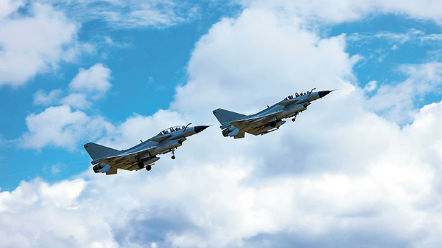 空军某部开展飞行训练