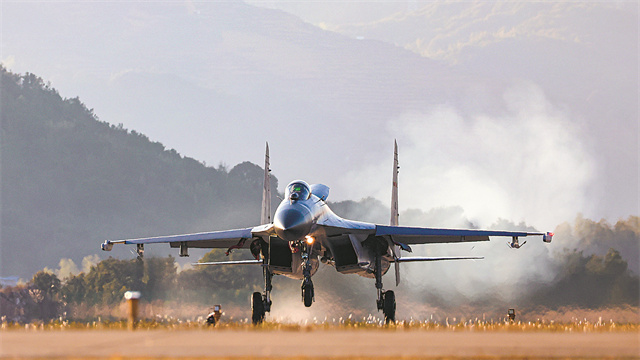 踏雪破冰向战行  极限环境砺精兵 我军严寒条件下实战化训练扎实展开