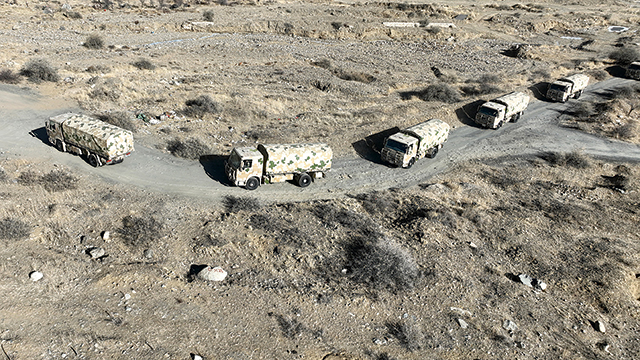 西藏军区某团开展驾驶训练