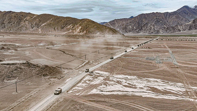 新疆军区某部开展机动训练