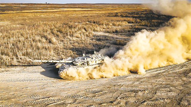 陆军某旅组织装甲车驾驶训练
