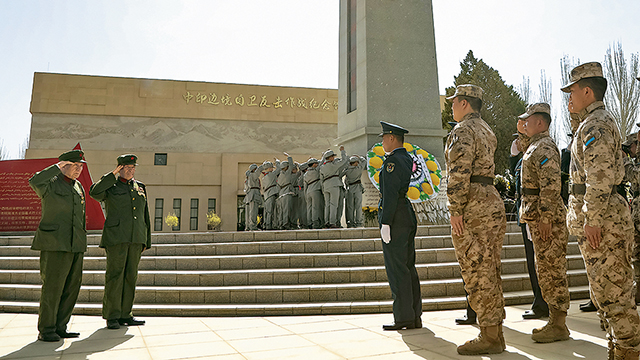 军营观察丨一次偶遇，双向敬礼，三代同框