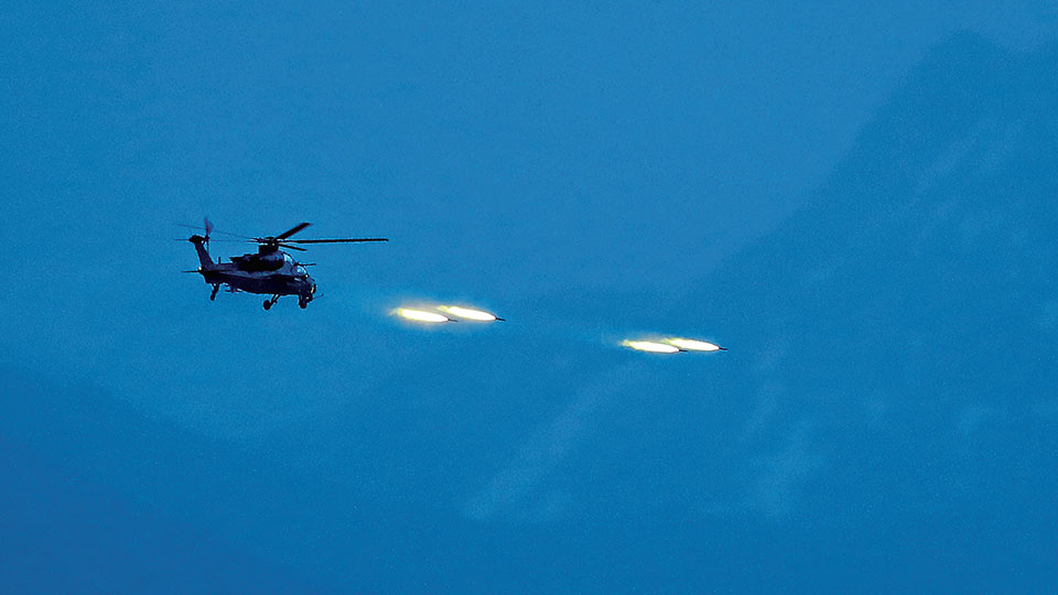 西藏军区陆航部队在高海拔地区组织直升机夜间实弹射击训练