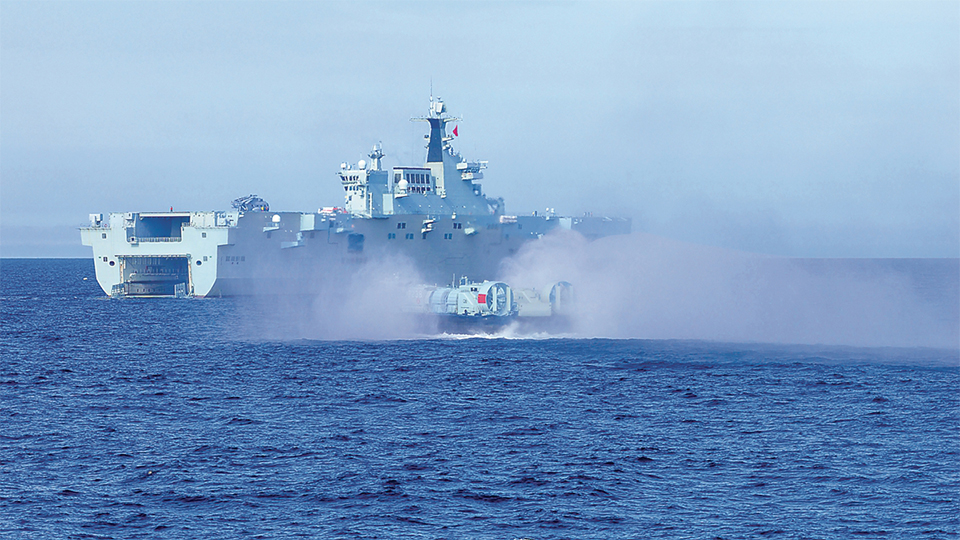 东海某海域，一场实战背景下的两栖攻击舰与气垫艇协同训练拉开战幕