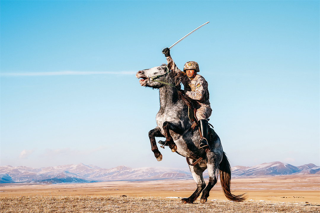 军营观察丨马蹄声声踏碎高原冰雪华体会- 