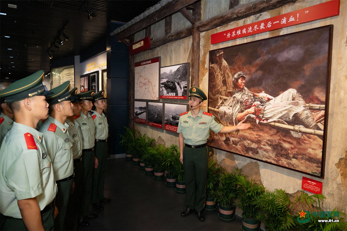 4.武警广西总队桂林支队官兵走进红军长征湘江战役纪念馆开展现地教学。（施晨洲 摄 ）