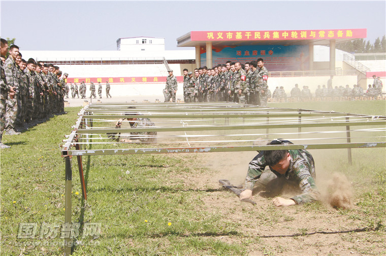 民兵在战术训练场上你追我赶. 李新成 摄
