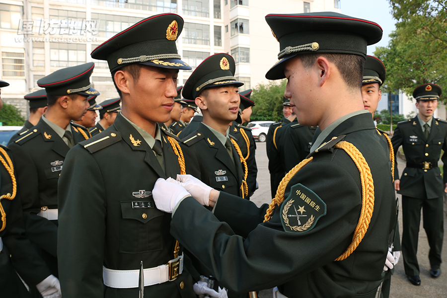 镜头下的国防生仪仗队 - 中华人民共和国国防部