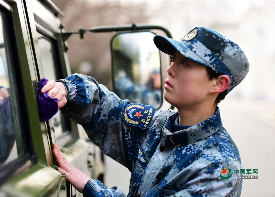 走近通信女兵:最特别的一天 她们这样度过