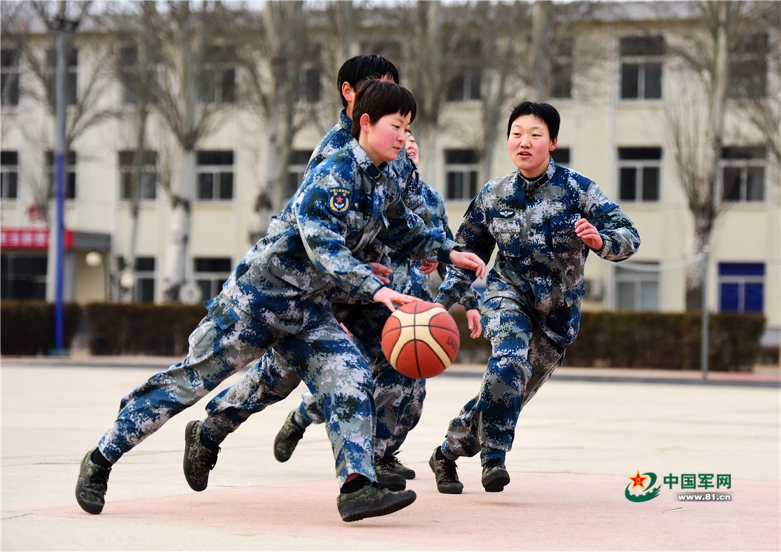 走近通信女兵:最特别的一天 她们这样度过