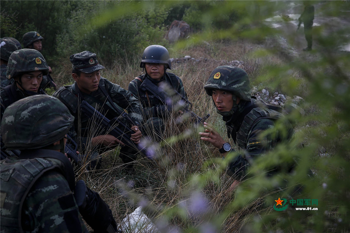 突袭!军网记者与猎鹰特战队员一起翻墙抓捕恐