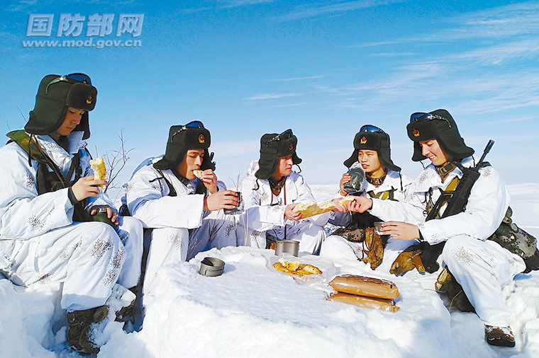 新疆某边防连官兵巡逻间隙在冰雪圆桌上午餐