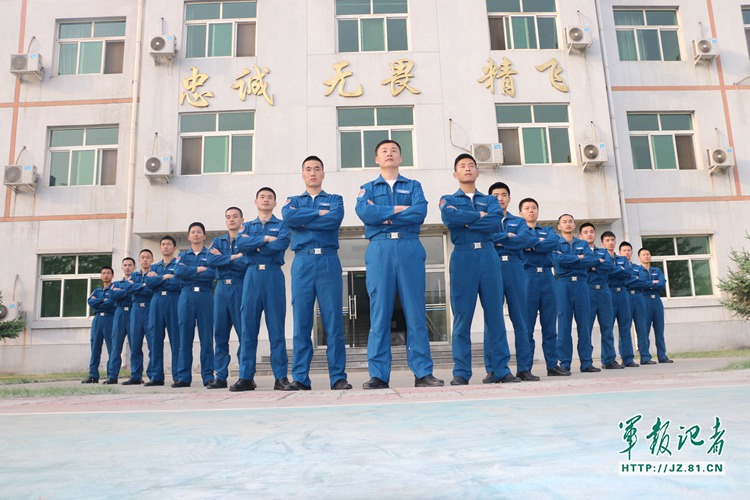 首批清华班飞行学员步入空军战斗序列 - 中华