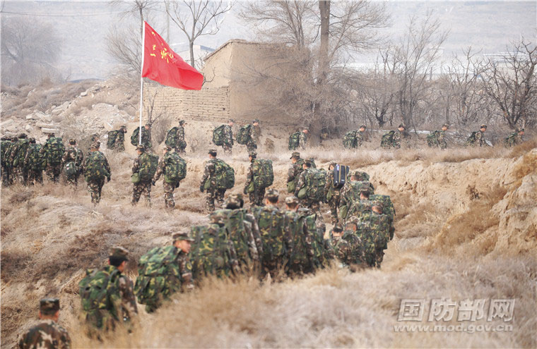 武警甘肃森林总队组织多地官兵展开冬季野营拉练