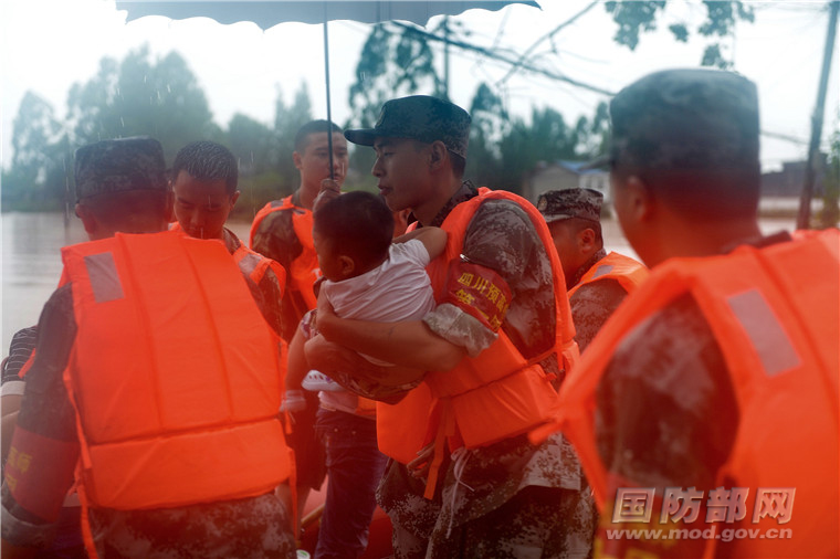 四川多地发生洪涝灾害 子弟兵紧急驰援抗洪一线