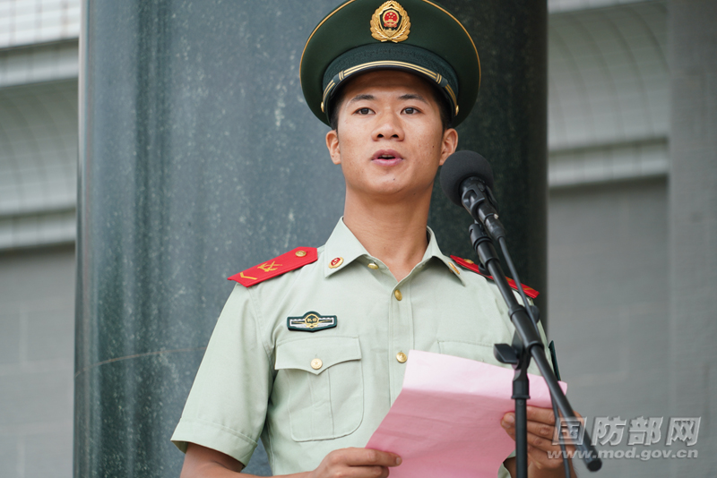 武警雪豹突击队举行宣布士兵退役命令暨向武警部队旗告别仪式