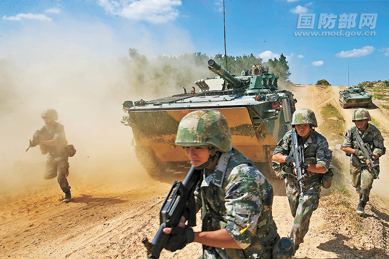 官兵正在进行野外战术训练.解放军报特约记者 刘吉强摄