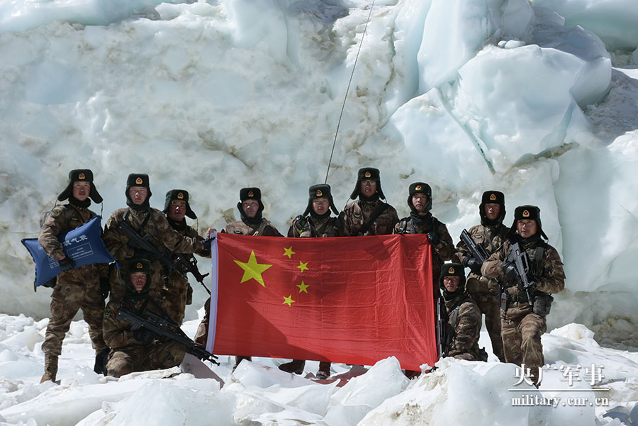 边防军人巡逻在海拔6280米高原冰川:贺岁迎春在云端!