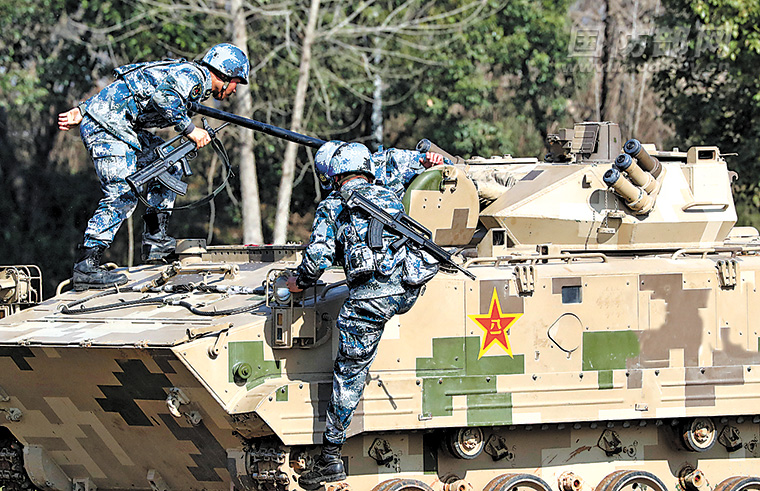 空军 正文 ——空降兵某旅开展夺控要点战斗演练掠影 ■钟荣鹏 李嘉澎
