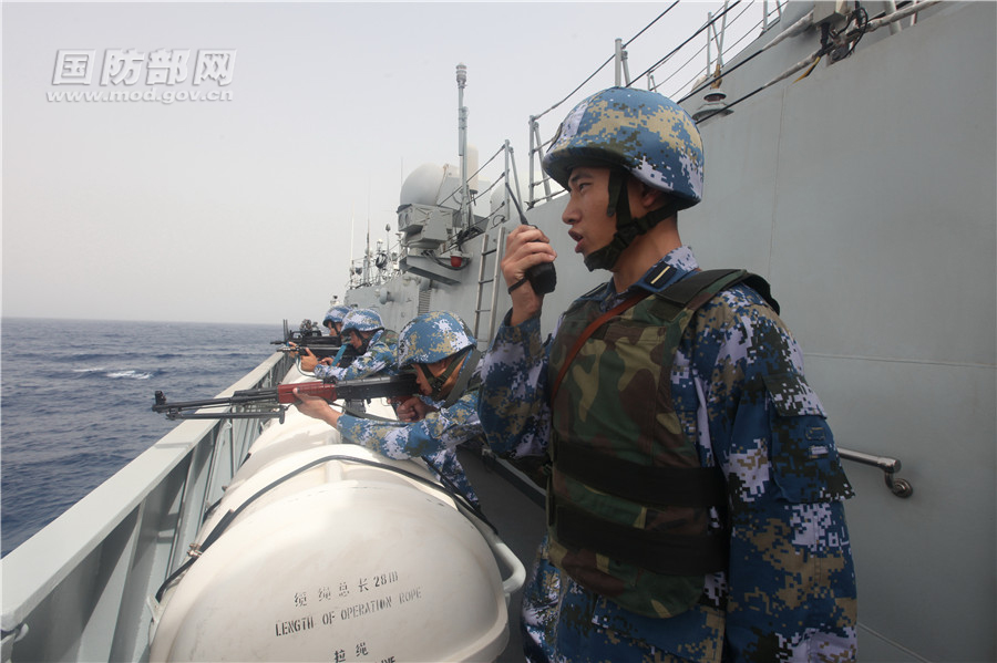 海军舟山舰入列10年 发布震撼实弹射击画面