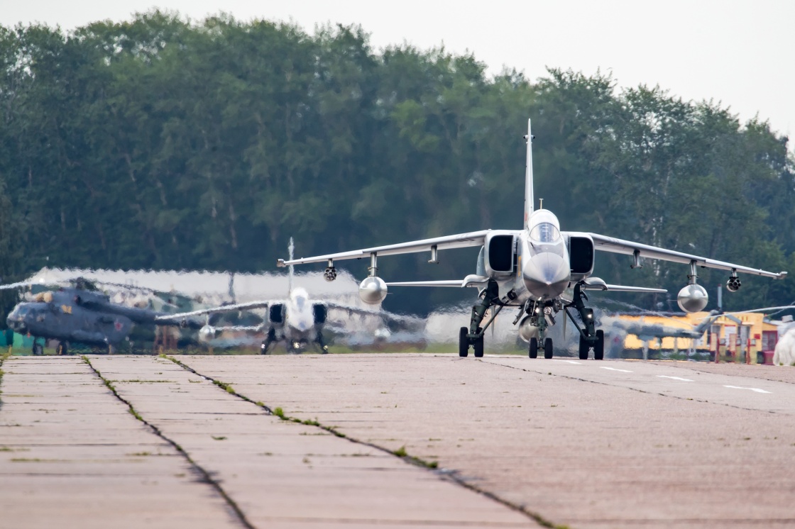 中国空军参加"国际军事比赛-2018"的五型战机和空降兵分队抵达俄罗斯