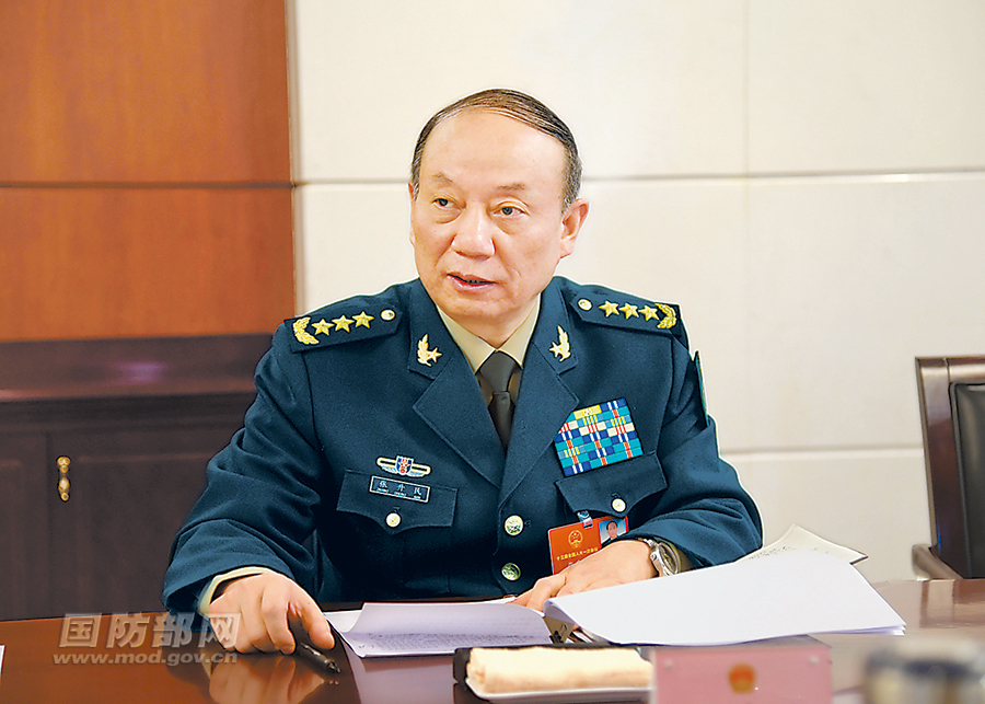 解放军和武警部队代表分组学习讨论习近平重要