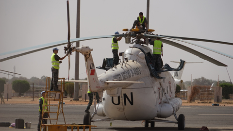 赴苏丹达尔富尔直升机分队机务官兵对直升机进行维护