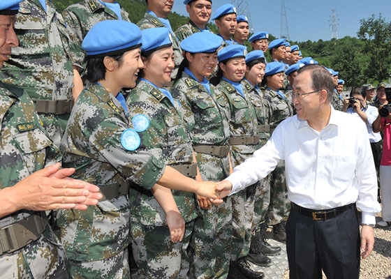 联合国秘书长潘基文在中国国防部维和中心与官兵交流互动