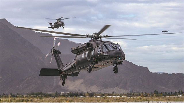 西藏军区某旅组织编队飞行训练