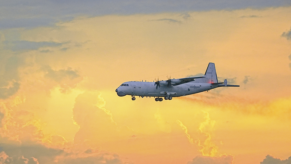 布阵海天猎“黑鲨”——海军航空兵某部搜攻潜训练影像