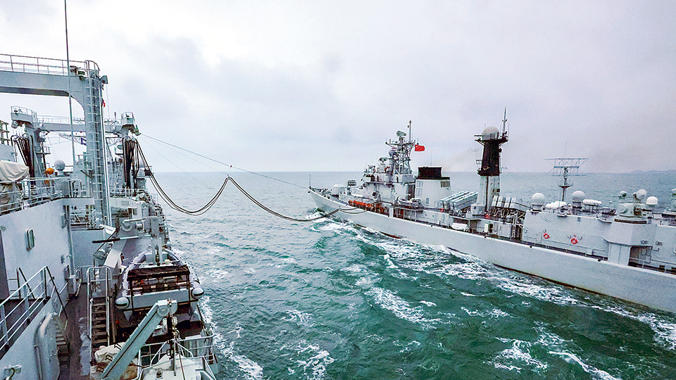 海军某支队开展海上补给训练