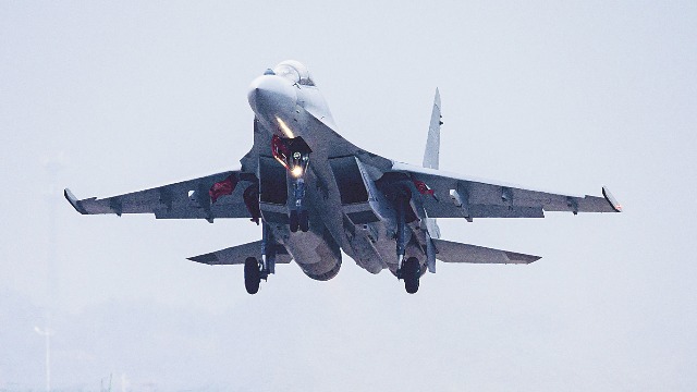 东部战区空军某旅开展飞行训练