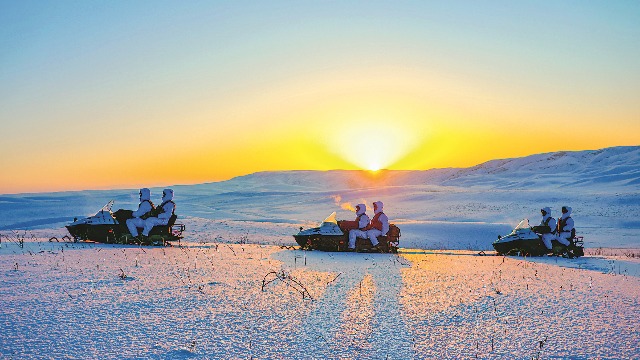 陆军某边防团官兵执行巡逻任务