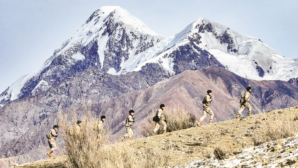 新疆军区库尔干边防连官兵执行巡逻任务