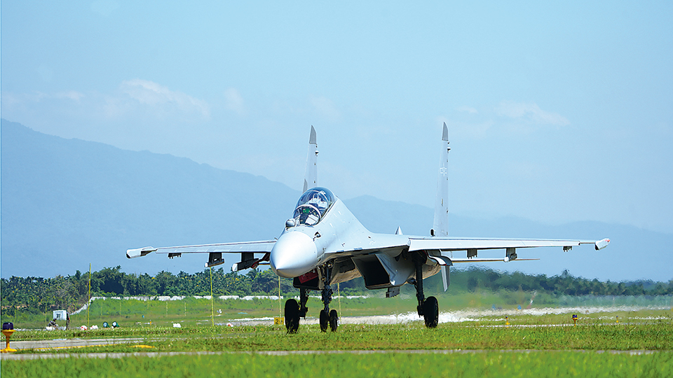 南部战区空军某部开展飞行训练